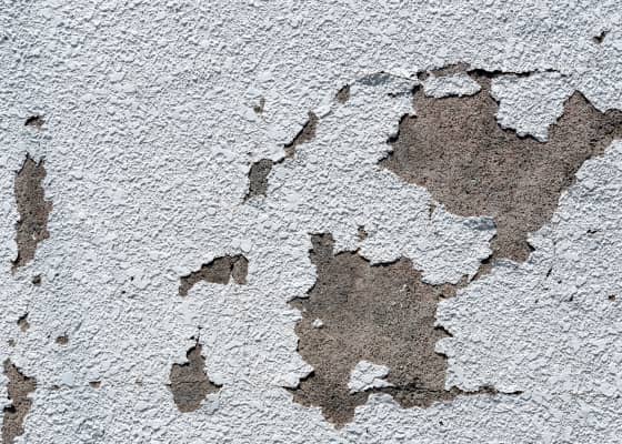 外壁に現れた塗装の剥がれ、補修が必要な状態