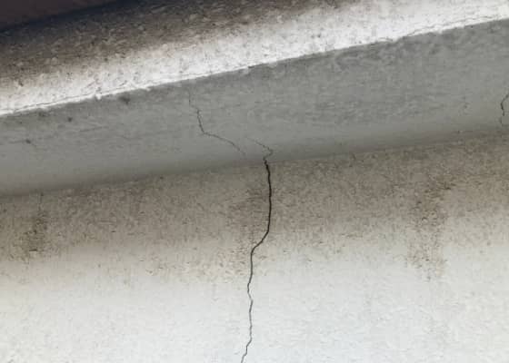 壁面の亀裂を除去するために用いられるスクレーパーと修繕箇所